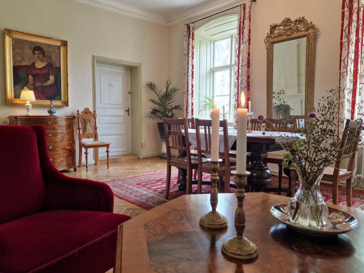 Affittacamere Naeaes Slott Floda  Esterno foto
